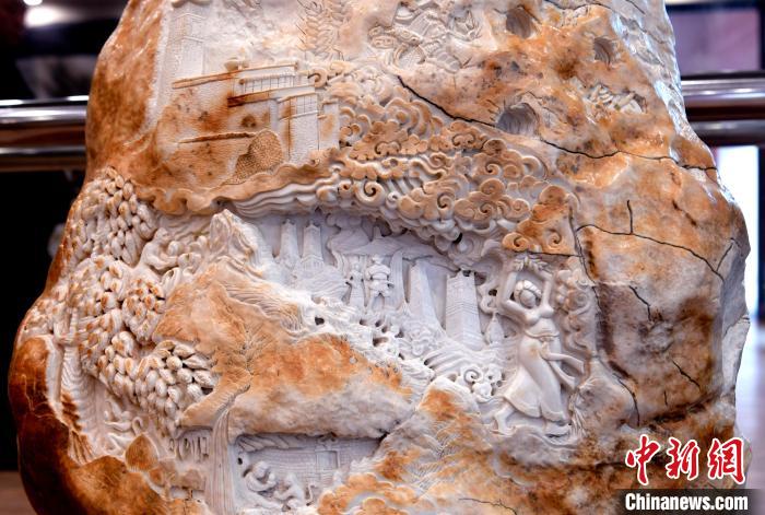 圖為5月16日，展覽中的漢白玉雕作品《猴子變?nèi)恕贰！±盍?攝