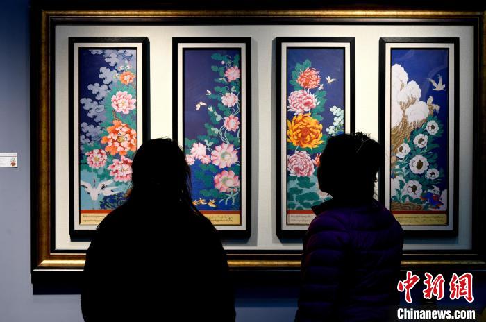 圖為5月16日，觀眾正在欣賞展覽中的新創(chuàng)唐卡作品?！±盍?攝