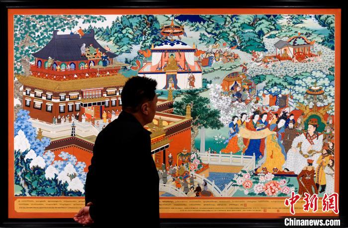 圖為5月16日，觀眾正在欣賞展覽中的新創(chuàng)唐卡作品。　李林 攝