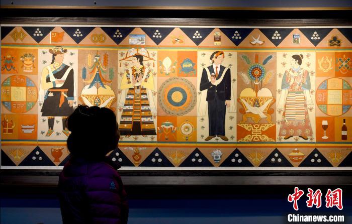 圖為5月16日，觀眾正在欣賞展覽中的新創(chuàng)唐卡作品?！±盍?攝
