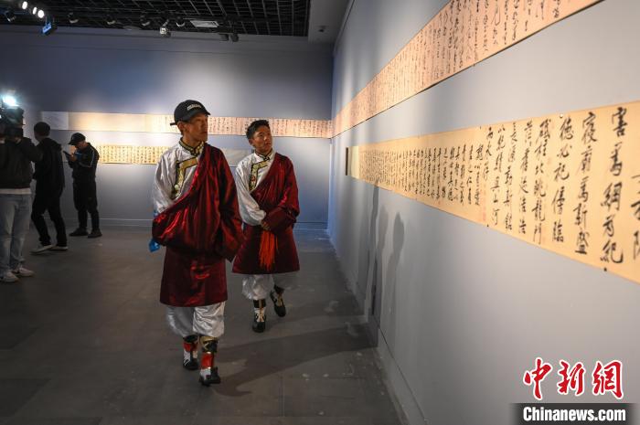 圖為學(xué)生參觀黃庭堅(jiān)書(shū)法文獻(xiàn)展。　趙朗 攝