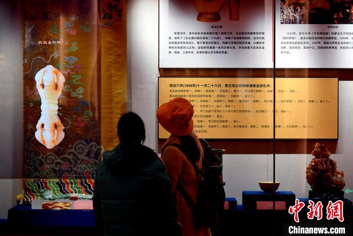 圖為5月18日，觀眾正在欣賞展覽。　李林 攝