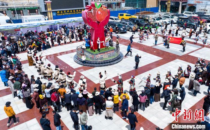 圖為“極地那曲 天際之旅”2023西藏那曲“中國(guó)旅游日”音樂美食嘉年華活動(dòng)現(xiàn)場(chǎng)?！∧乔形幕吐糜尉止﹫D