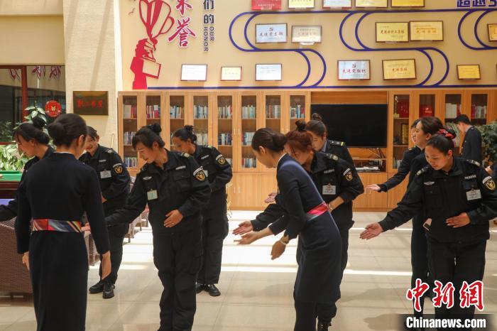 日喀則火車站客運人員學習服務禮儀?！《飞降?攝