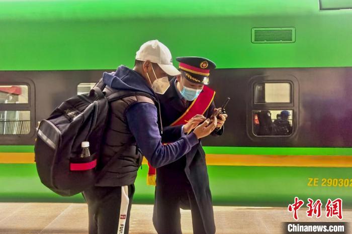 圖為日喀則火車站工作人員服務乘客。　斗山得 攝