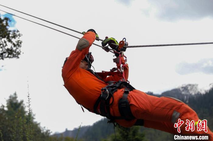 圖為消防員開展斜向救援訓練?！抢倮?攝