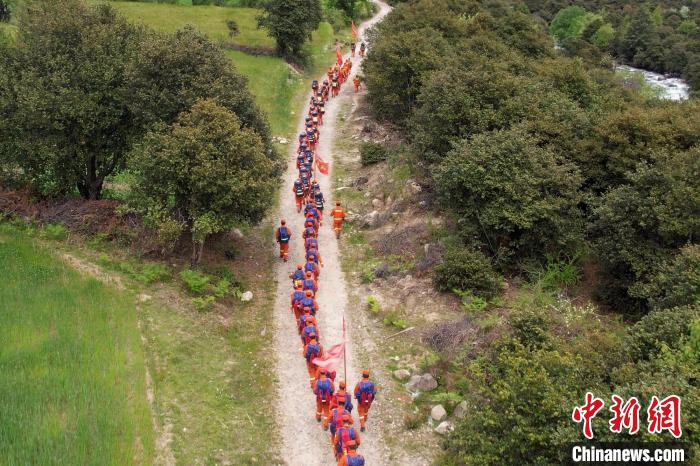 圖為西藏林芝森林消防員穿越山林。　馮怡凡 攝