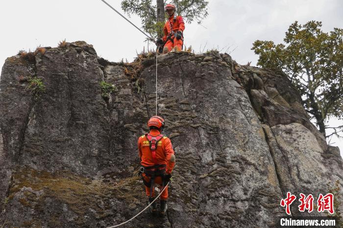 圖為消防員開展崖壁滑降訓練?！抢倮?攝