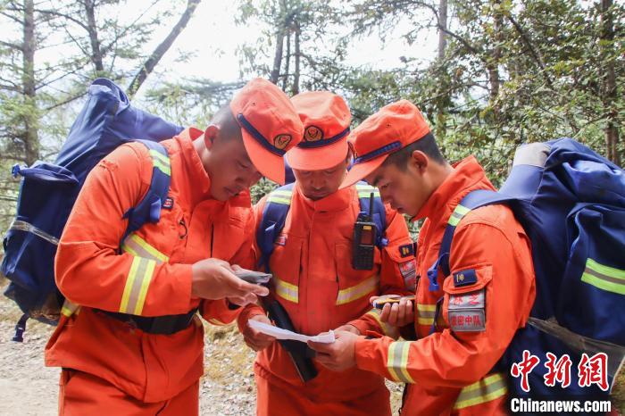 圖為消防員開展野外按圖行進訓練?！抢倮?攝