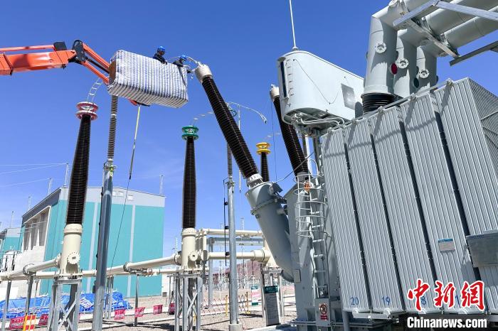 國(guó)網(wǎng)西藏電力組織檢修人員對(duì)設(shè)備進(jìn)行全面體檢?！?guó)網(wǎng)西藏電力有限公司 供圖