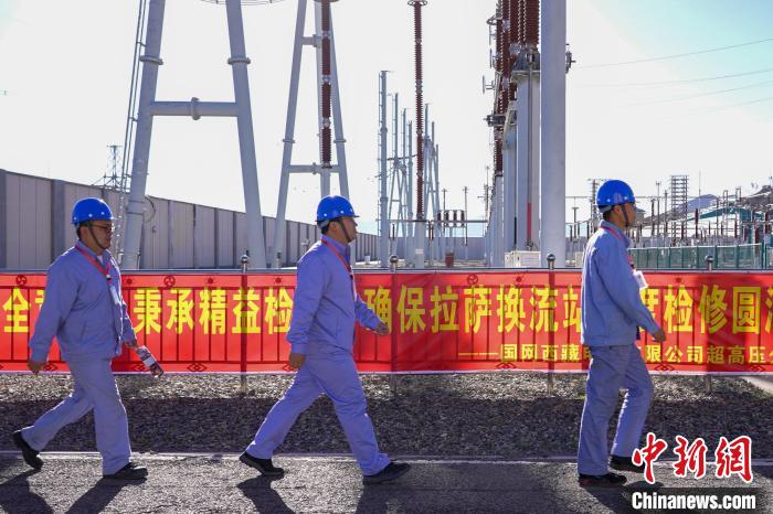 圖為檢修現(xiàn)場(chǎng)。　國(guó)網(wǎng)西藏電力有限公司 供圖