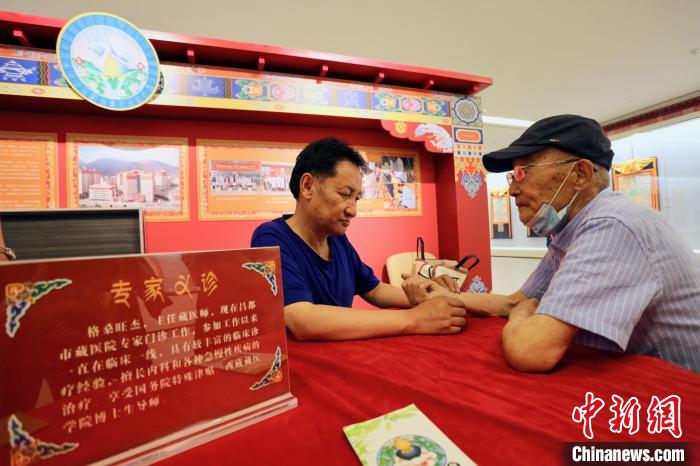 “藏韻瑰寶”藏醫(yī)四部醫(yī)典唐卡珍品展在天津美術(shù)館展出，展覽現(xiàn)場藏醫(yī)專家義診受歡迎?！⒖∩n 攝