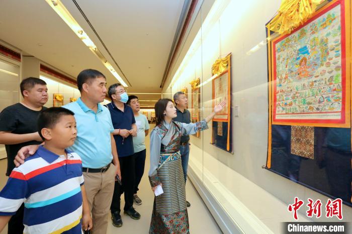 “藏韻瑰寶”藏醫(yī)四部醫(yī)典唐卡珍品展現(xiàn)場。　劉俊蒼 攝