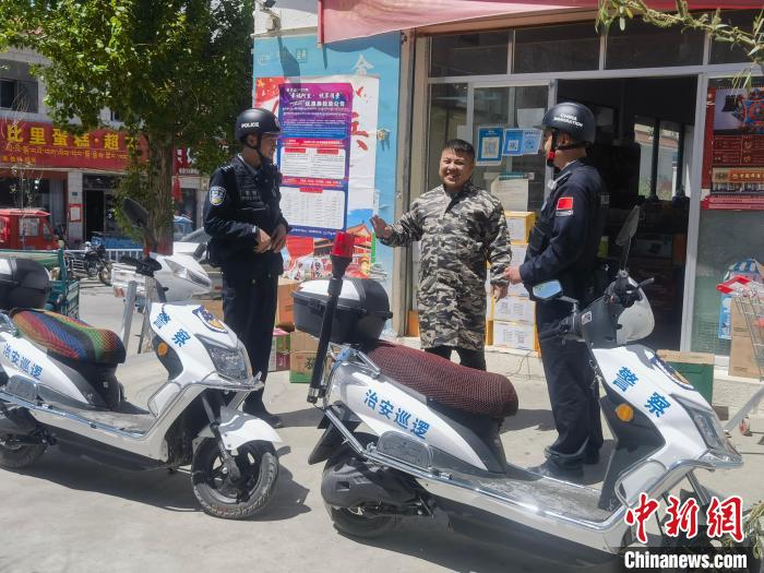 民警對(duì)轄區(qū)商鋪進(jìn)行走訪排查?！↑S創(chuàng)偉 攝