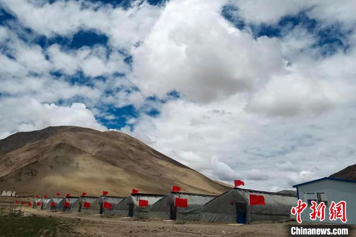 圖為西藏康馬縣的高原溫室大棚?！⒔ㄜ?攝