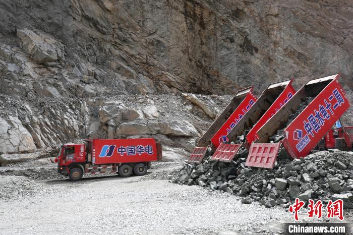 拉哇水電站正式啟動(dòng)大壩填筑。　華電金上公司 供圖