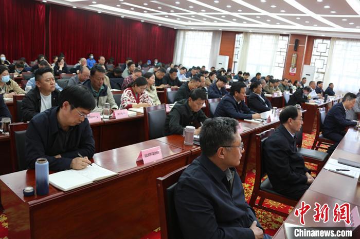 圖為專題黨課現(xiàn)場(chǎng)?！∝暽＠?攝