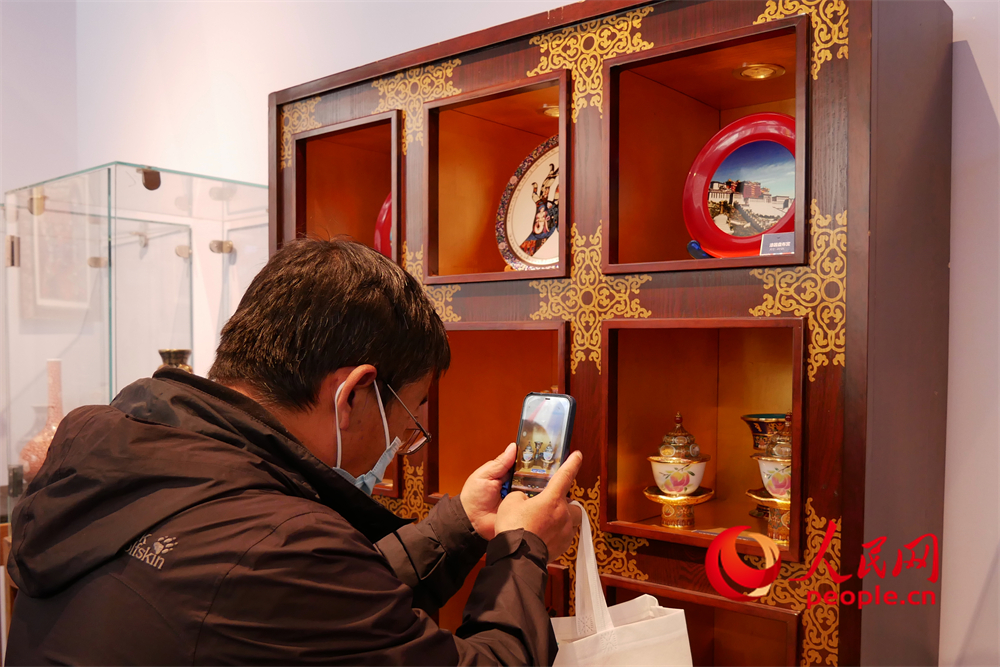觀眾正在用手機(jī)拍攝展品。人民網(wǎng) 韋衍行攝