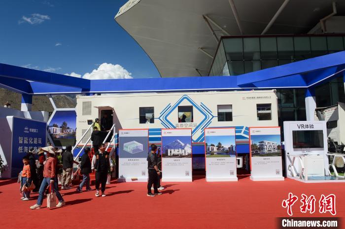 展覽現(xiàn)場(chǎng)，觀(guān)眾體驗(yàn)裝配式增壓增氧建筑?！~ 攝