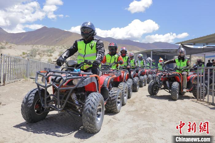圖為比賽選手途經(jīng)扎囊沙漠公園?！∮文恋厍蚬﹫D