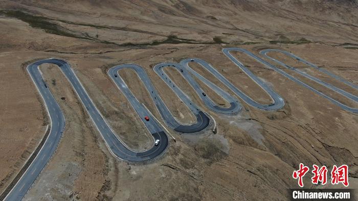 圖為騎手前往珠峰大本營(yíng)途經(jīng)108道拐。　游牧地球供圖