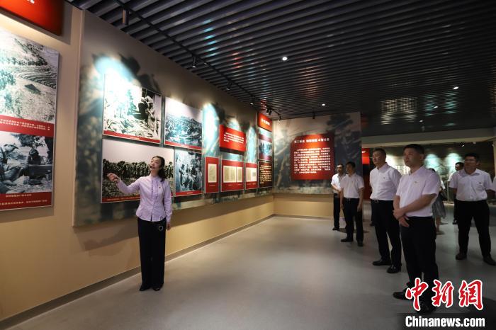圖為西藏航空一行在臨沂市孟良崮戰(zhàn)役紀(jì)念館開展主題教育活動?！〗?攝