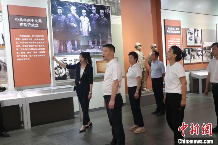 圖為西藏航空一行在臨沂市沂蒙革命紀(jì)念館開展主題教育活動。　姜博 攝