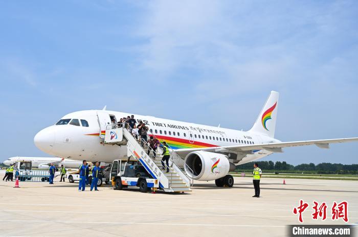 圖為旅客抵達(dá)機場?！≮w朗 攝