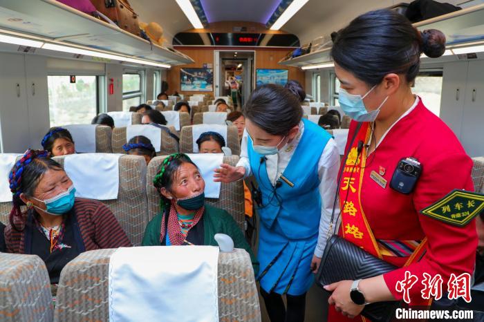 農(nóng)牧民乘坐高原復(fù)興號(hào)動(dòng)車(chē)組出行?！≈軔傁?攝