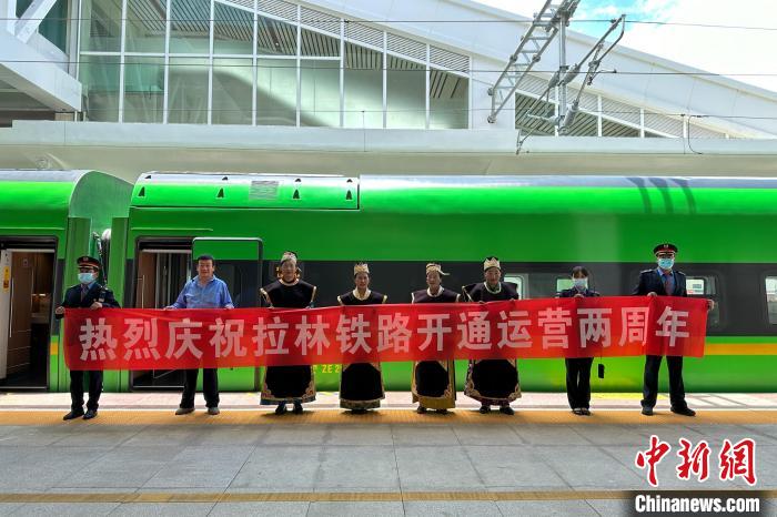 中國(guó)鐵路青藏集團(tuán)有限公司慶祝拉林鐵路開(kāi)通運(yùn)營(yíng)兩周年?！±詈Ｐ?攝