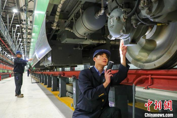 圖為工作人員檢查高原復(fù)興號(hào)。　周悅翔 攝