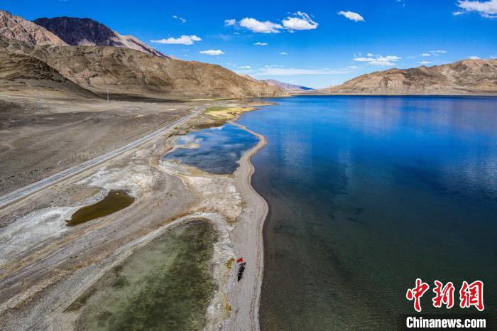 班公湖又稱措木昂拉仁波，藏語意為“長脖子天鵝”?！↓埿▲P 攝