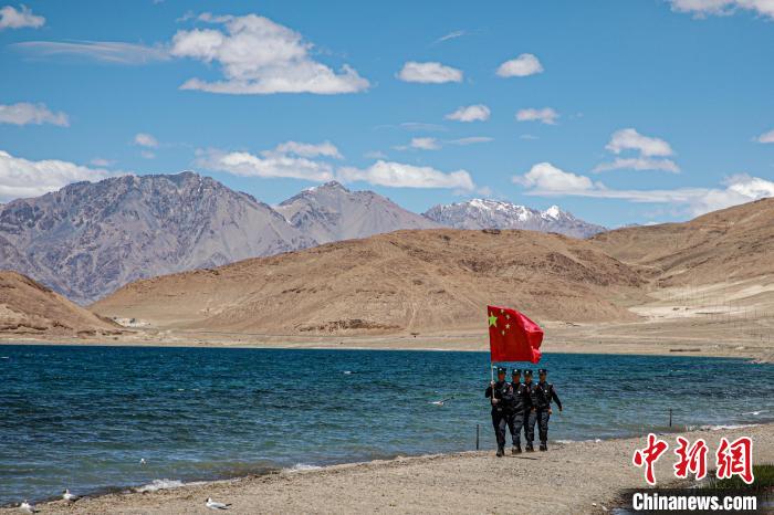 班公湖邊境派出所民警巡邏在班公湖畔?！↓埿▲P 攝