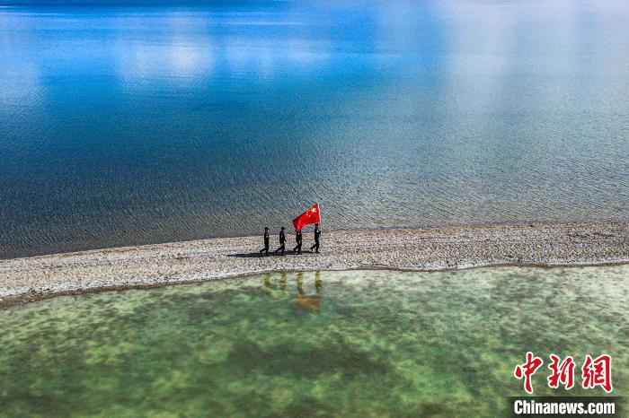 班公湖巡邏現(xiàn)場?！↓埿▲P 攝