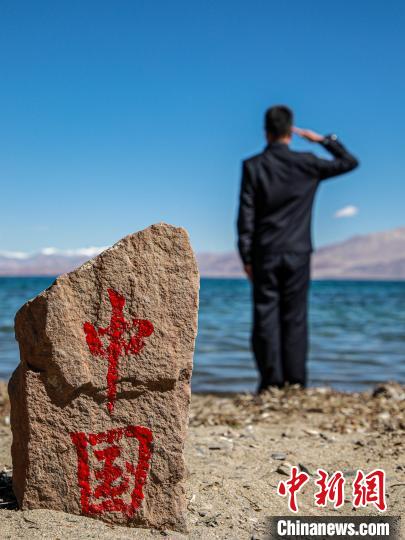 班公湖畔的“中國”標記。　龍小鳳 攝