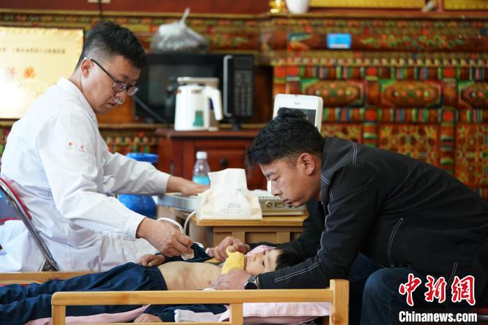 6月27日，西藏康馬縣雙語幼兒園的孩子參加先心病篩查。　蘇丹 攝