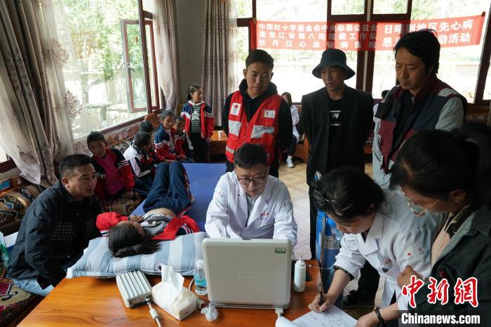 6月27日，西藏康馬縣少崗鄉(xiāng)中心小學(xué)的孩子參加先心病篩查?！√K丹 攝