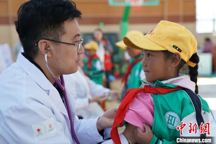 6月27日，西藏康馬縣南尼鄉(xiāng)中心小學(xué)的孩子參加先心病篩查。　蘇丹 攝