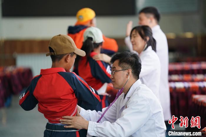 6月26日，西藏日喀則特校的孩子參加先心病篩查。　蘇丹 攝