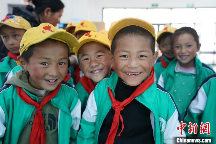 6月27日，西藏康馬縣南尼鄉(xiāng)中心小學(xué)的孩子參加先心病篩查。　蘇丹 攝