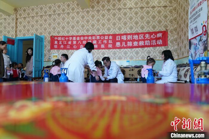 6月27日，西藏康馬縣雙語幼兒園的孩子參加先心病篩查?！√K丹 攝