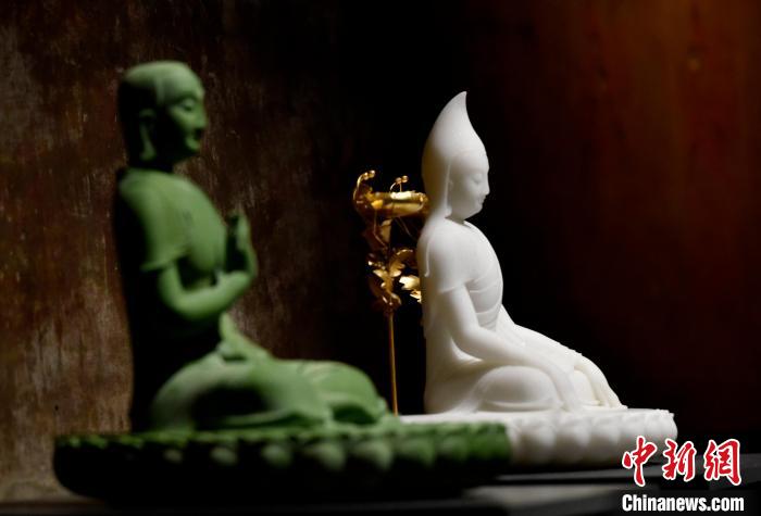 圖為展覽中圍繞西藏歷史與傳統(tǒng)創(chuàng)作的雕塑作品。　李林 攝
