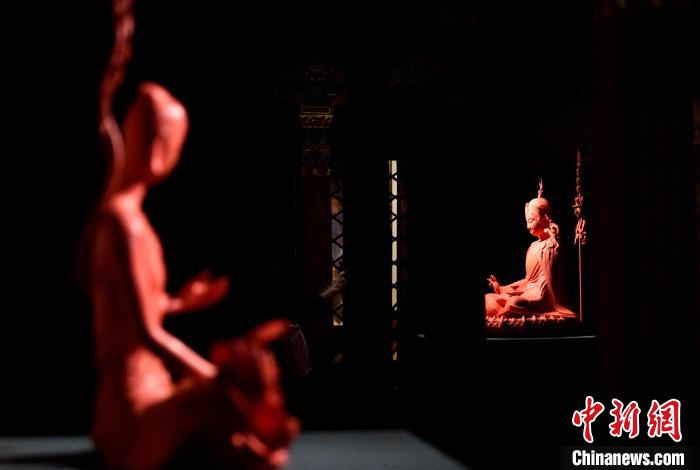 圖為展覽中圍繞西藏歷史與傳統(tǒng)創(chuàng)作的雕塑作品?！±盍?攝