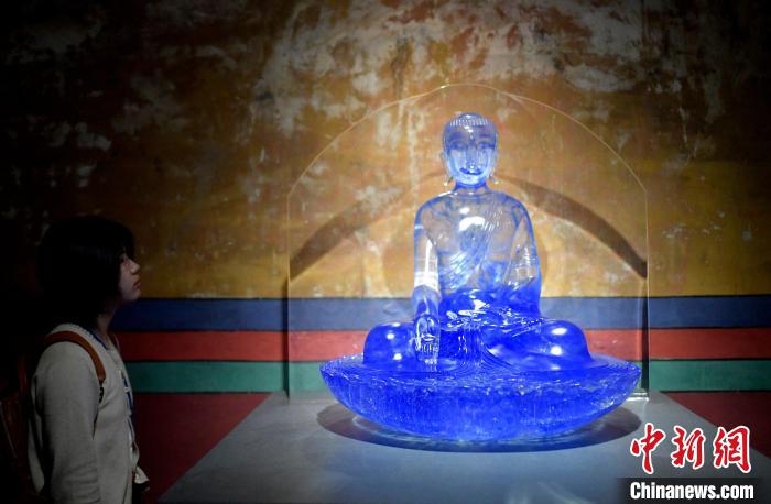 圖為觀眾正在欣賞展覽中的雕塑作品?！±盍?攝