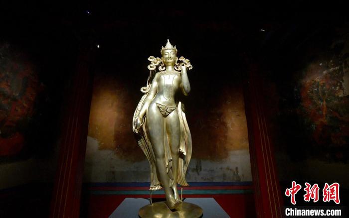 圖為展覽中圍繞西藏歷史與傳統(tǒng)創(chuàng)作的雕塑作品《八萬四千年》?！±盍?攝