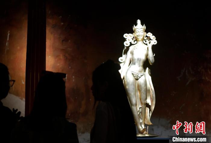 圖為觀眾正在欣賞展覽中的雕塑作品《八萬四千年》?！±盍?攝