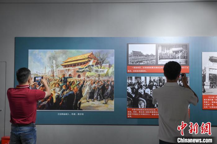 圖為市民參觀《曙光·偉業(yè)——五四運動與中國共產(chǎn)黨的成立》“七一”特展?！∝暩聛硭?攝