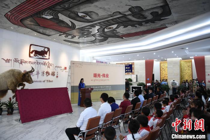 圖為《曙光·偉業(yè)——五四運動與中國共產(chǎn)黨的成立》“七一”特展開幕儀式現(xiàn)場?！∝暩聛硭?攝