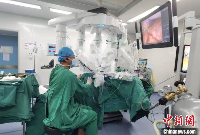 圖為援藏主任郝一昌協(xié)助進行達芬奇機器人手術?！∥鞑刈灾螀^(qū)人民醫(yī)院供圖