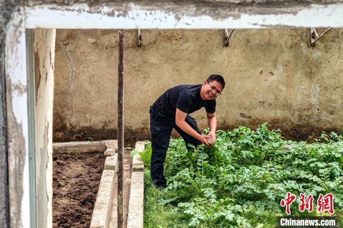 移民管理警察羅忠江在公珠湖執(zhí)勤點的大棚內(nèi)?！↓埿▲P 攝